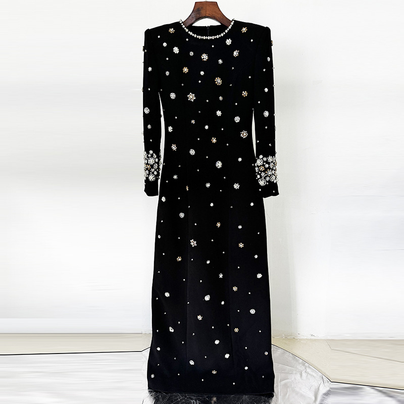 Elegant Long Evening Dress With Beaded Detail - Image 7
